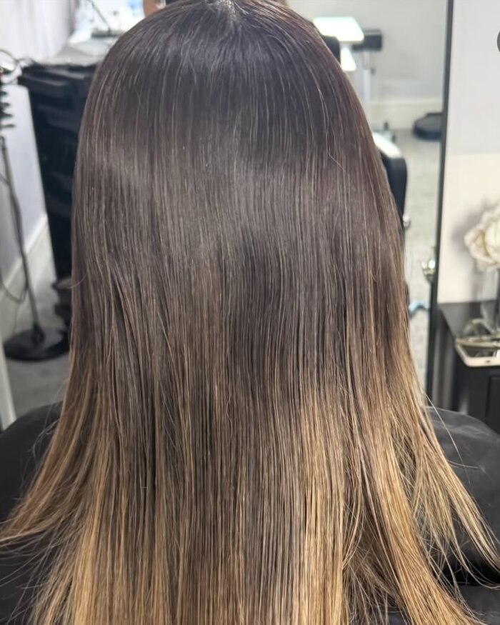 Antes: cabelo castanho com pontas levemente douradas
